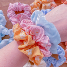 Load image into Gallery viewer, Shower Scrunchie