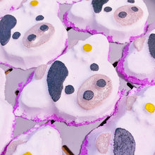 Load image into Gallery viewer, Daisy Cow Bath Bomb