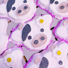 Load image into Gallery viewer, Daisy Cow Bath Bomb