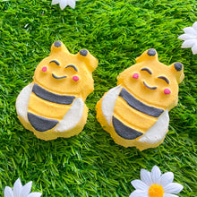 Load image into Gallery viewer, 10 Buzzing Bee Bath Bombs